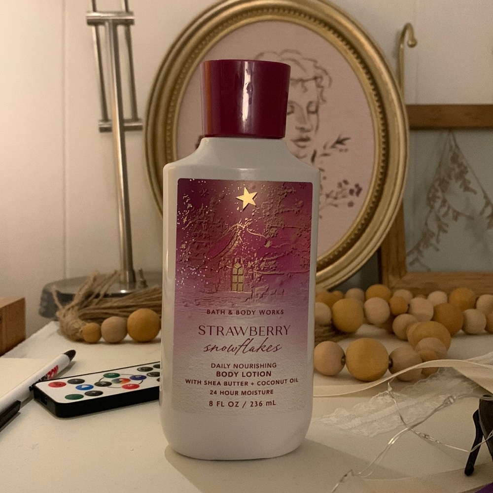Bath & body works new strawberry snowflakes daily nourishing body lotion
